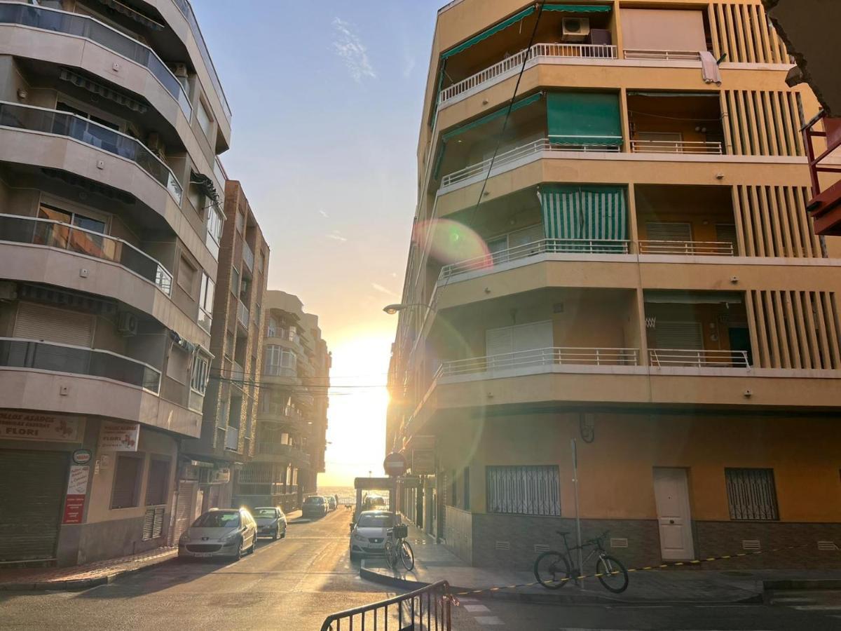 Uroczy Apartament Przy Playa De Los Locos Torrevieja Bagian luar foto